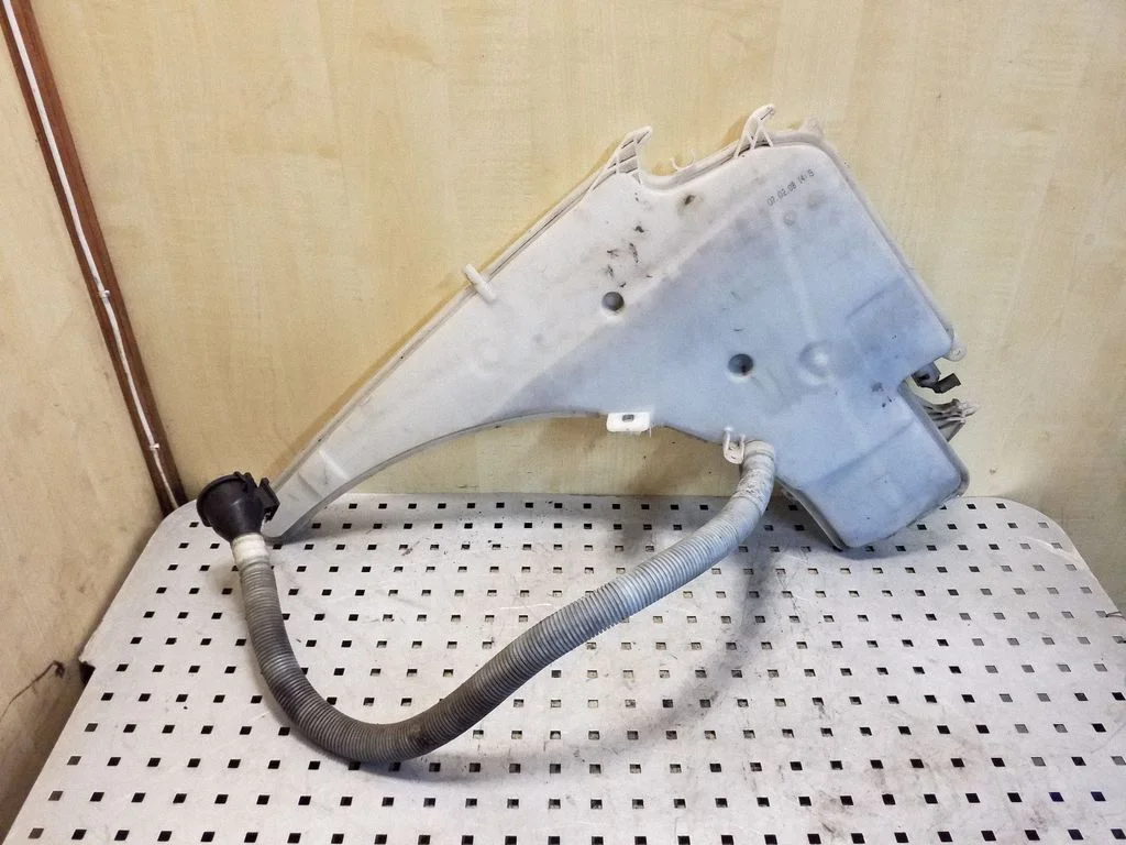 Windshield washer fluid reservoir/tank 61677068996