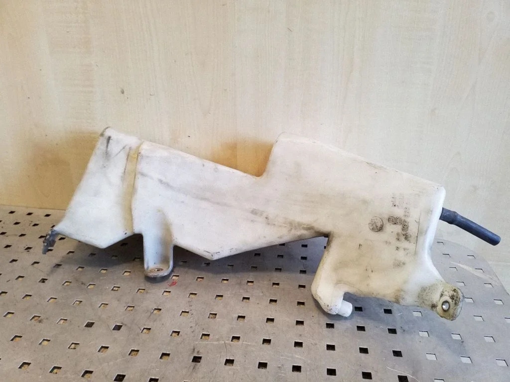 Windshield washer fluid reservoir/tank 8E5955451E