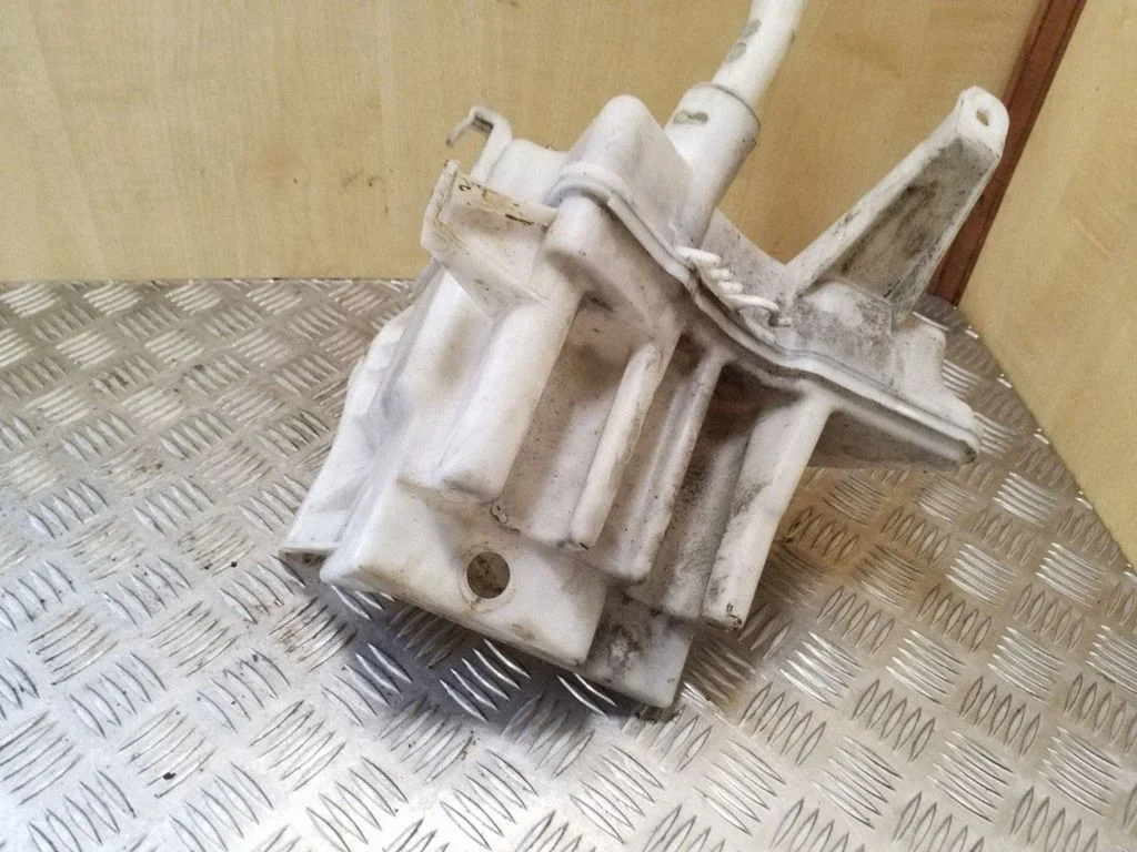 Windshield washer fluid reservoir/tank