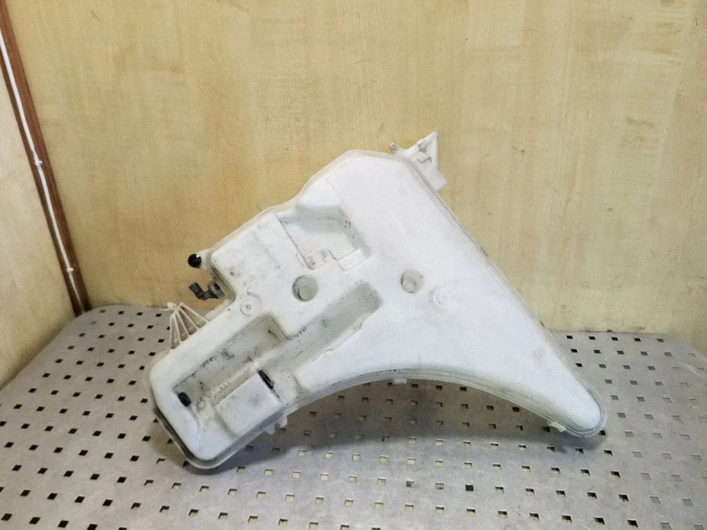 Windshield washer fluid reservoir/tank 61677157145