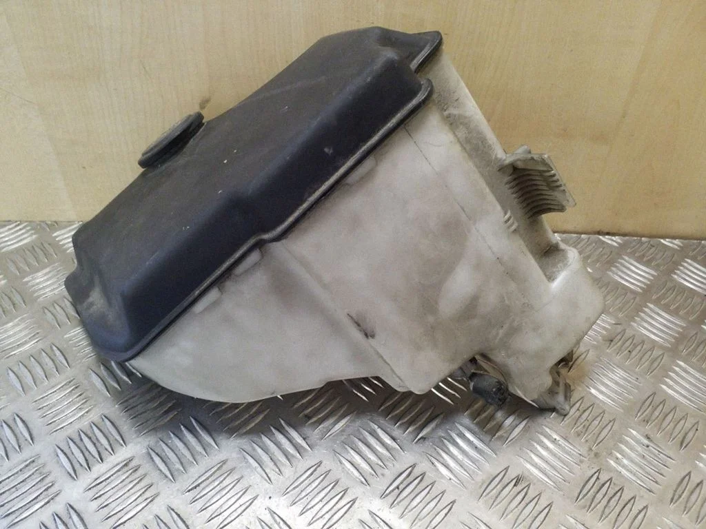 Zbiorniczek spryskiwacza 61667007970