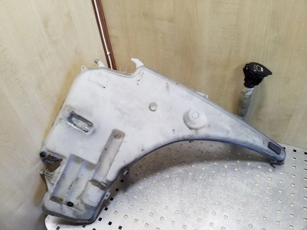 Windshield washer fluid reservoir/tank 7124231