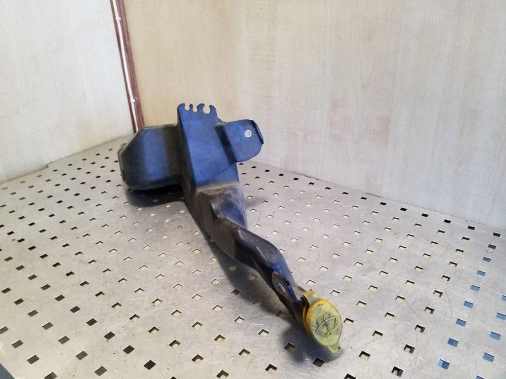 Windshield washer fluid reservoir/tank