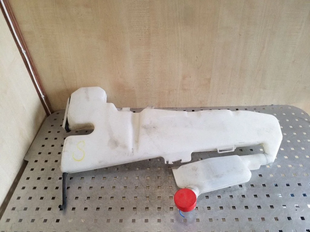 Windshield washer fluid reservoir/tank