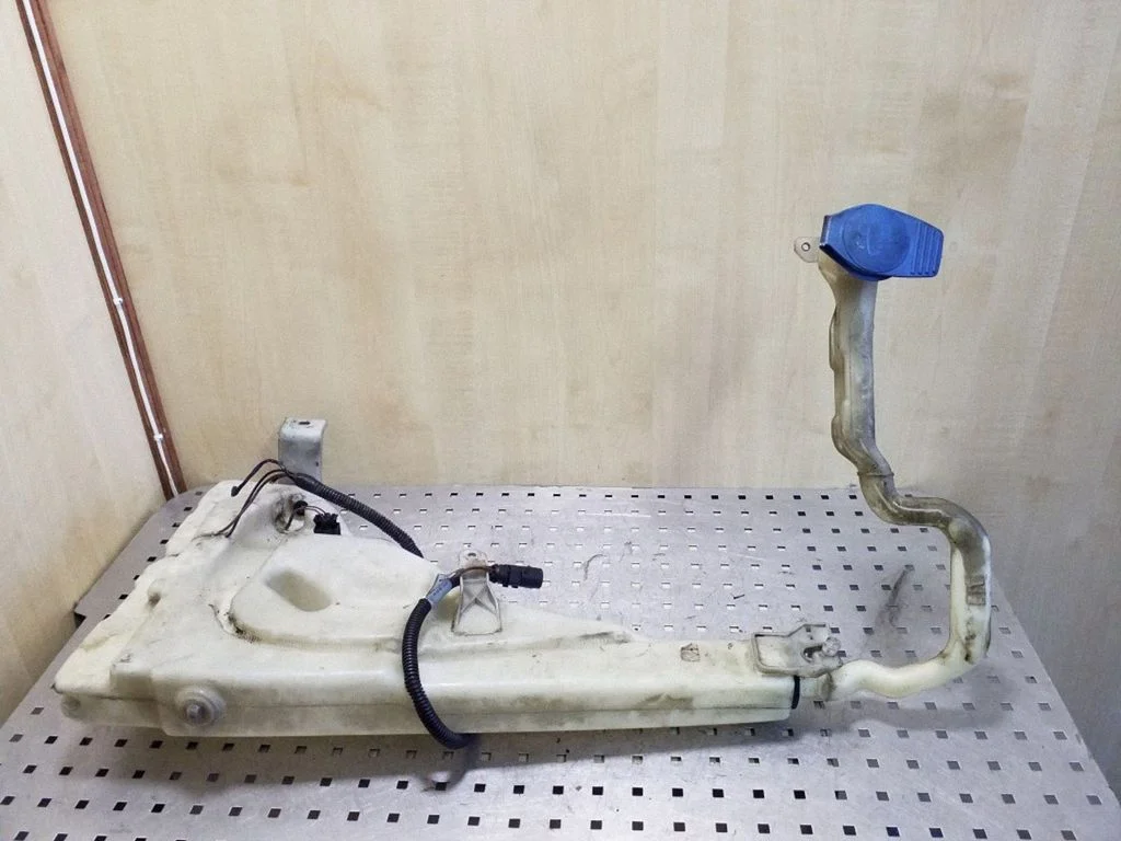 Windshield washer fluid reservoir/tank – Volkswagen Touareg I (2002-2010)