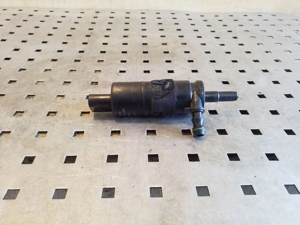 Headlight washer pump 3B7955681