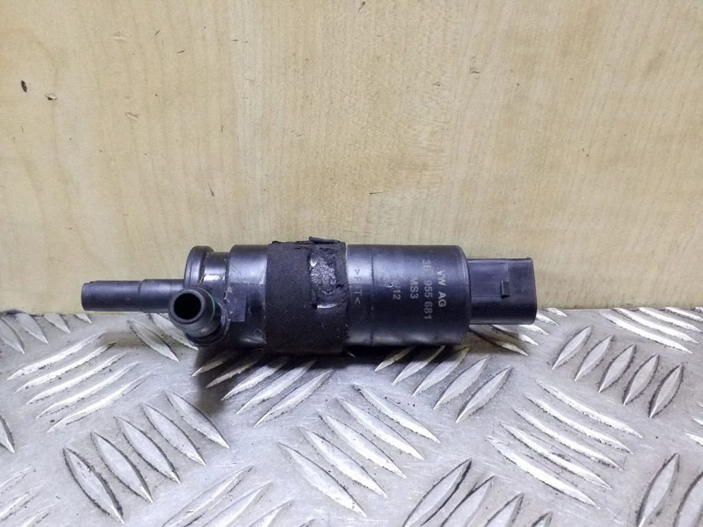 Headlight washer pump 3B7955681