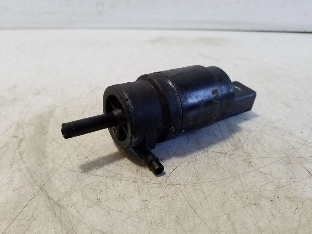 Klaasipesuvedeliku pump (klaaside) – Iveco Daily 5th gen (2011-2014)