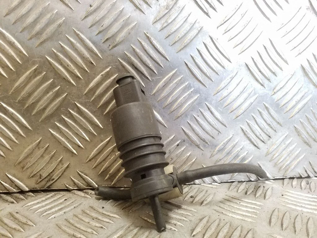 Klaasipesuvedeliku pump (klaaside) 1J0973722