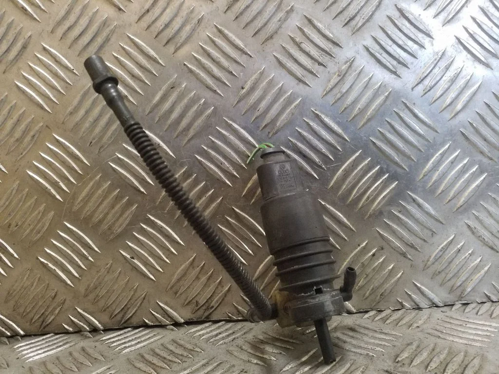Klaasipesuvedeliku pump (klaaside) 1J0973722
