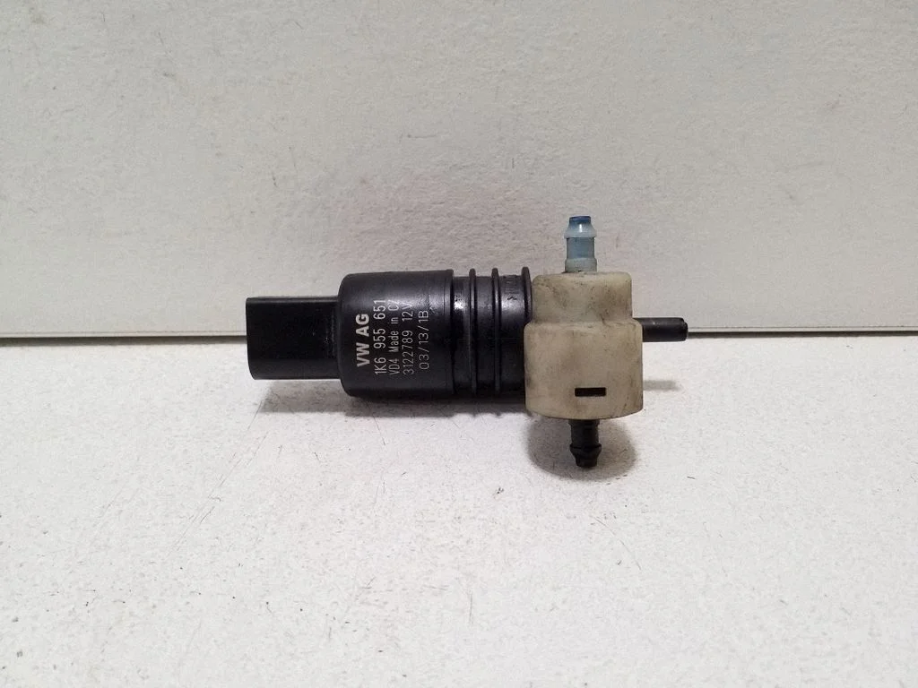Windscreen/windshield washer pump – Porsche Cayenne (92A) (2010-2017)