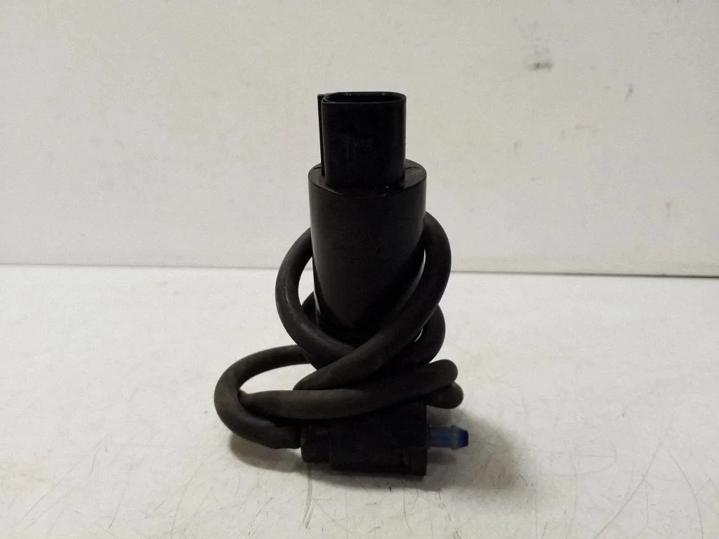 Windscreen/windshield washer pump – Land Rover Evoque I (2011-2018)