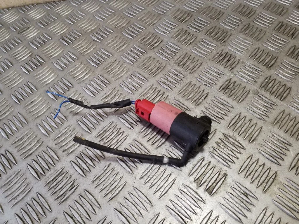 Klaasipesuvedeliku pump (klaaside) – Toyota Yaris (2006-2011)