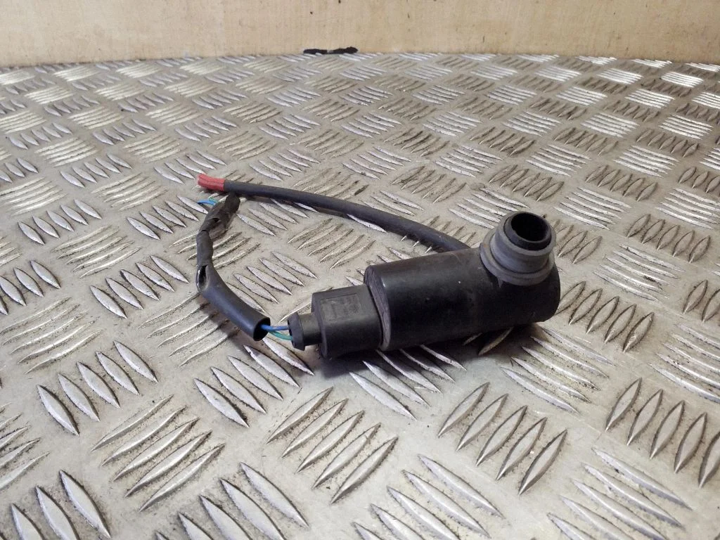 Klaasipesuvedeliku pump (klaaside) – Toyota Yaris (2006-2011)