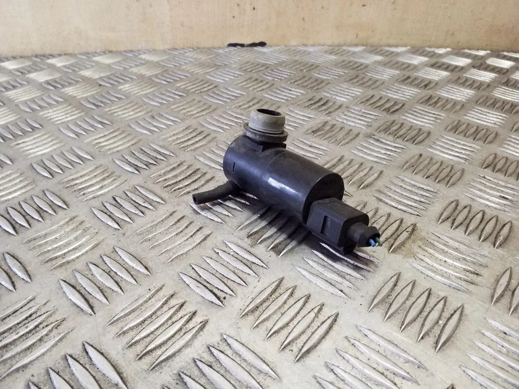 Klaasipesuvedeliku pump (klaaside) – Toyota Yaris (2006-2011)