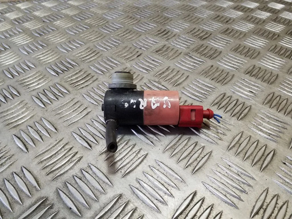 Klaasipesuvedeliku pump (klaaside) – Toyota Yaris (2006-2011)