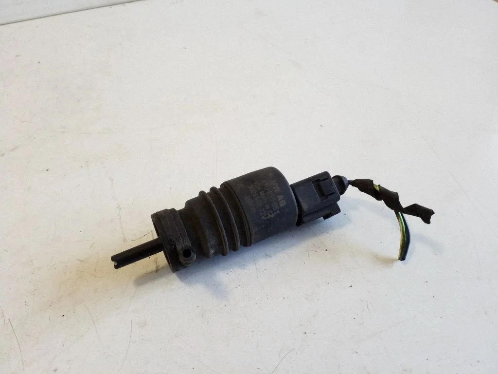 Windscreen/windshield washer pump 1T0955651 – Volkswagen Passat B6 (2005-2010)