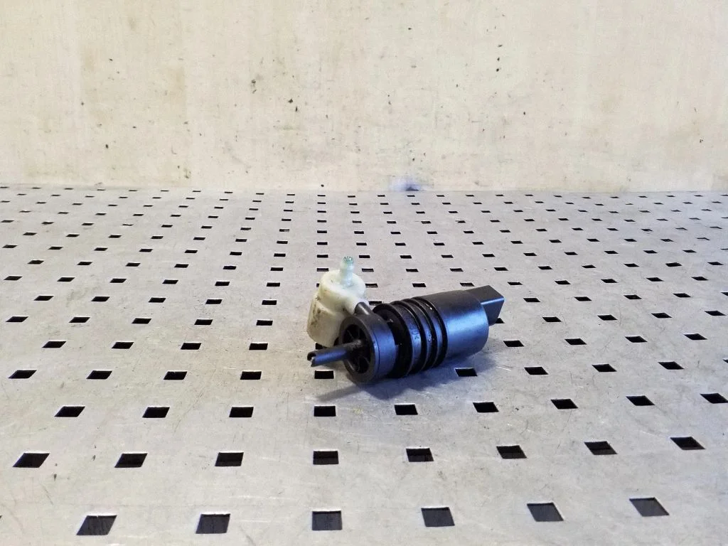 Windscreen/windshield washer pump – Porsche Cayenne (92A) (2010-2017)
