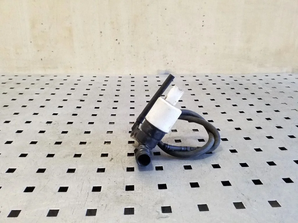 Windscreen/windshield washer pump – Peugeot 308 (2013-2021)