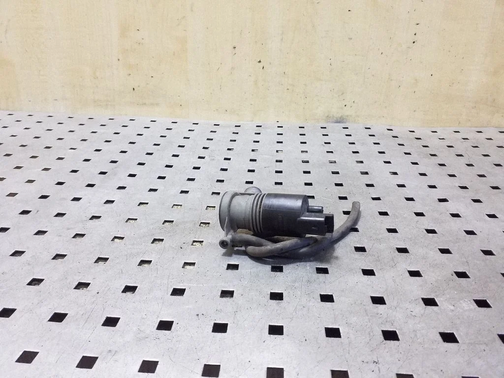 Windscreen/windshield washer pump 1024587
