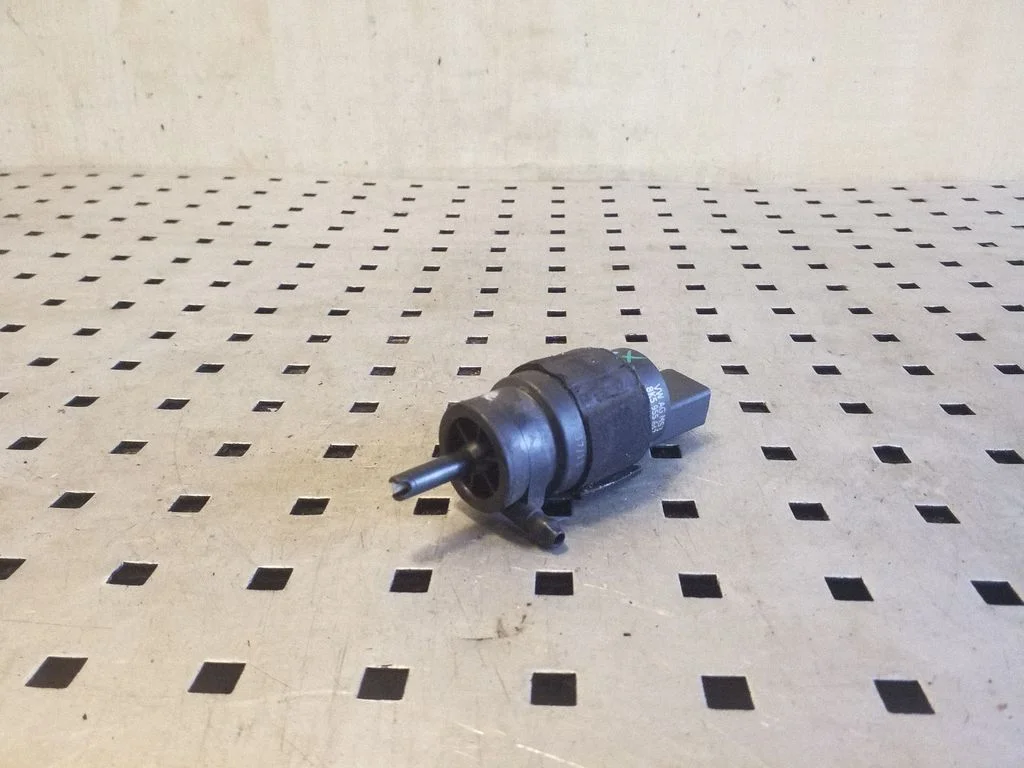 Windscreen/windshield washer pump 8K5955647