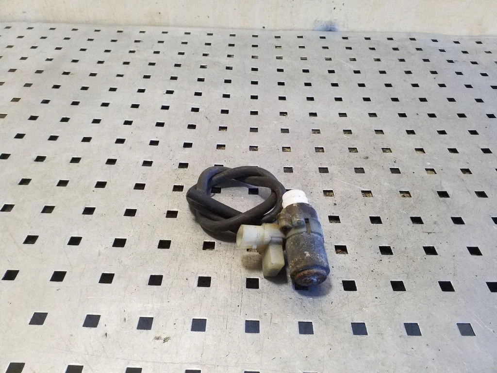 Windscreen/windshield washer pump – Chrysler Grand Voyager III (1995-2000)