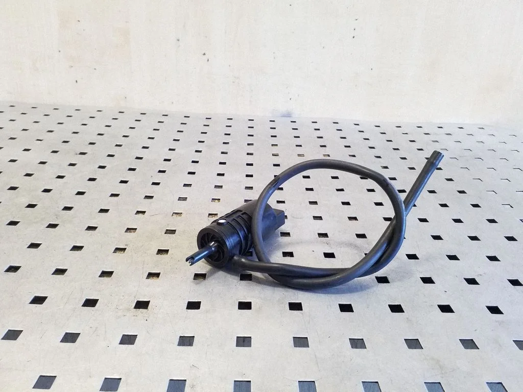 Klaasipesuvedeliku pump (klaaside) – Tesla Model Y (2020-)