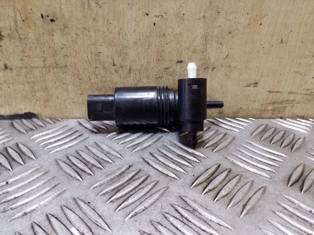 Klaasipesuvedeliku pump (klaaside) – Mini Cooper Countryman R60 (2011-2016)