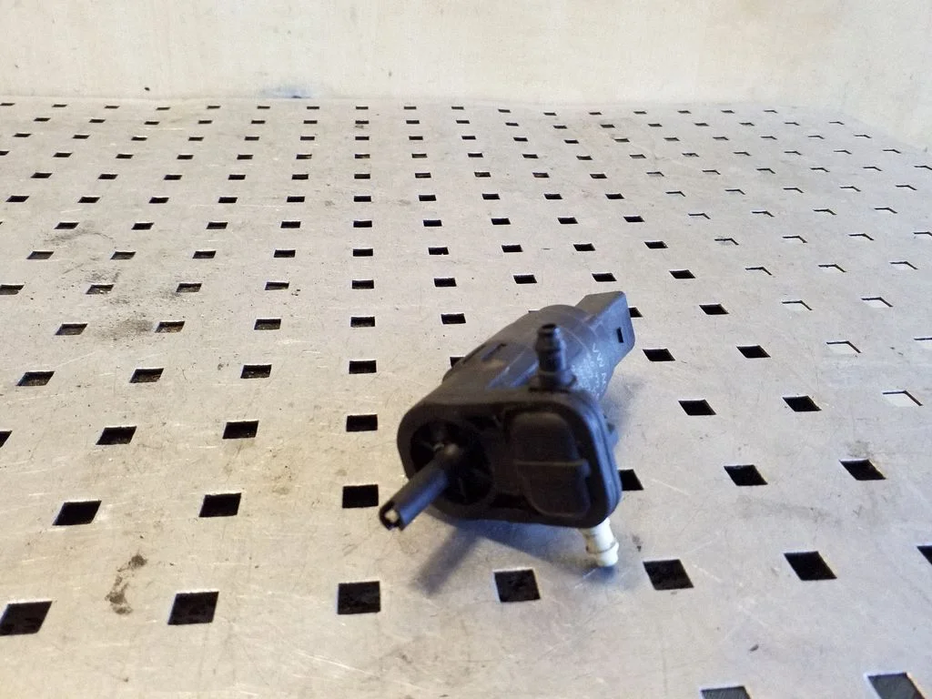 Windscreen/windshield washer pump 1K6955651