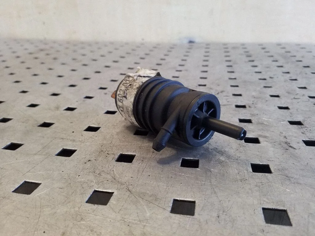 Windscreen/windshield washer pump 17693011