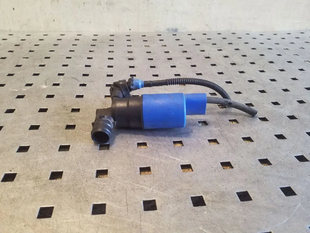 Klaasipesuvedeliku pump (klaaside) – Volvo S60 (2005-2010)