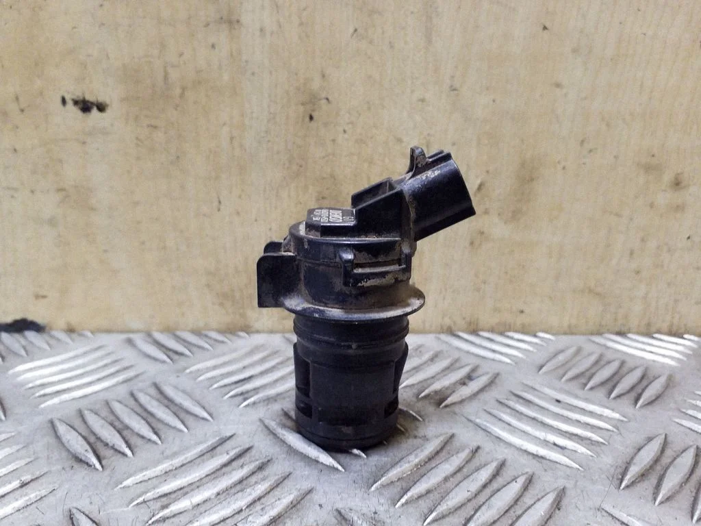 Klaasipesuvedeliku pump (klaaside) – Toyota RAV 4 (XA30) (2006-2016)