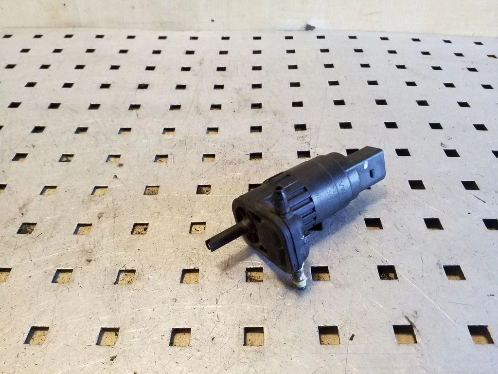 Windscreen/windshield washer pump 1K6955651