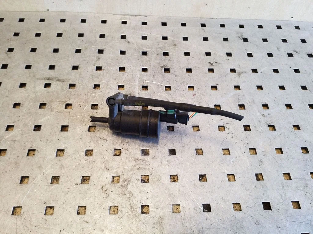 Windscreen/windshield washer pump 430702B – Renault Scenic I (1996-2003)