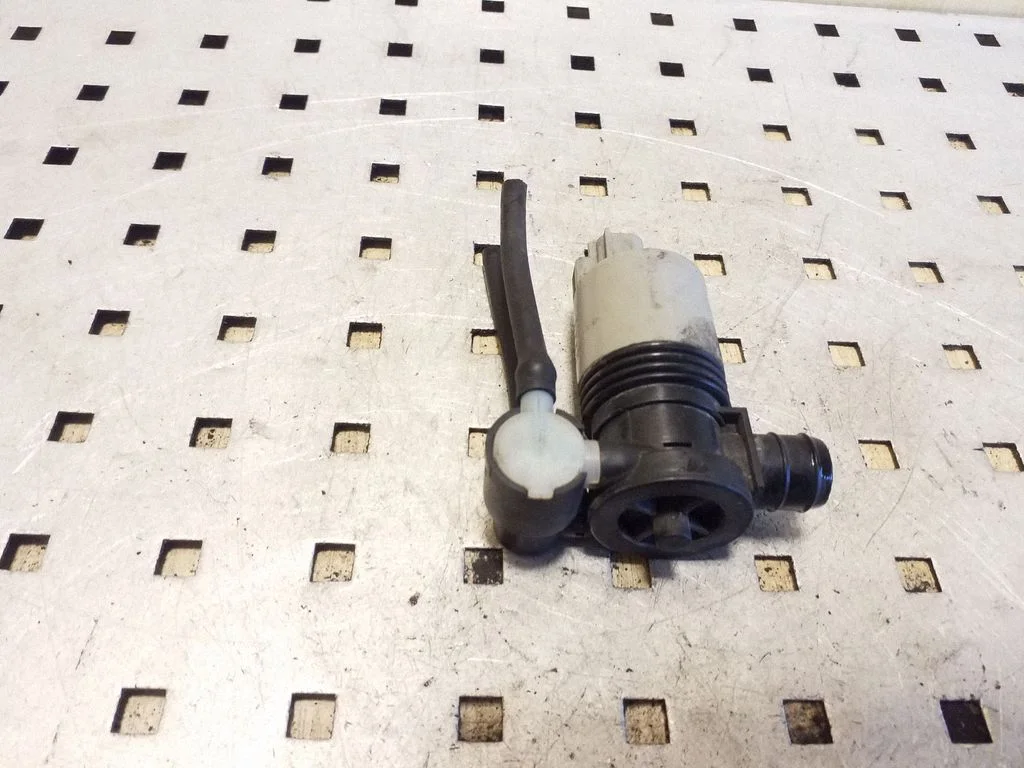 Klaasipesuvedeliku pump (klaaside) – Toyota Auris E180 (2012-2018)