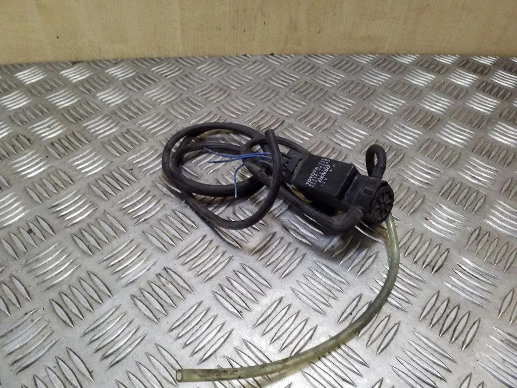 Klaasipesuvedeliku pump (klaaside) – Toyota Corolla Verso E121 (2001-2004)