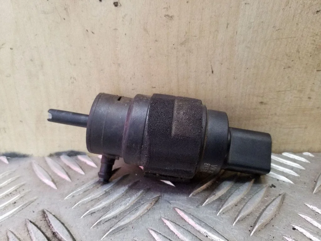 Klaasipesuvedeliku pump (klaaside) – Audi A5 8T 8F (2007-2016)