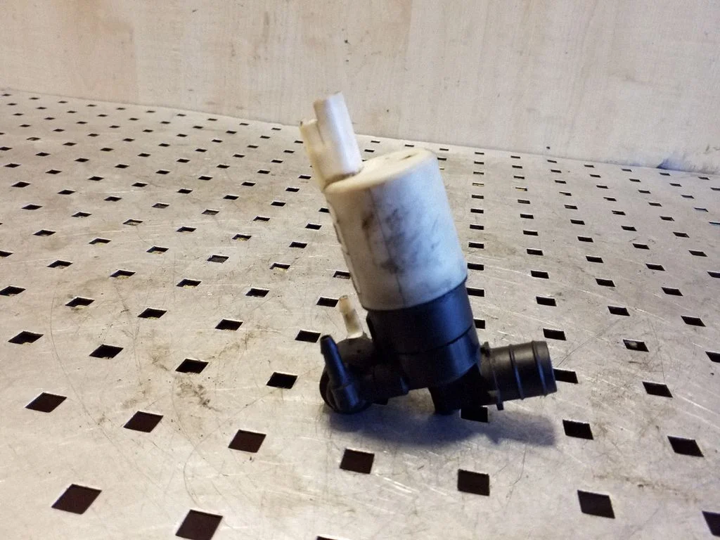 Windscreen/windshield washer pump – Renault Trafic II (X83) (2001-2014)