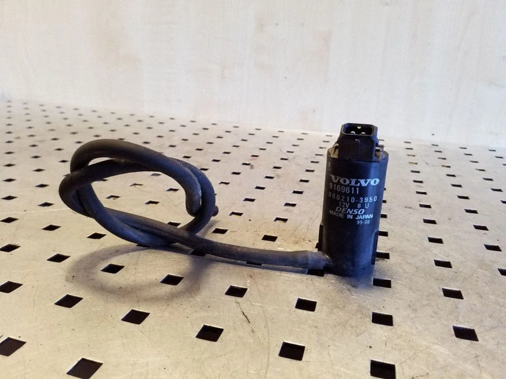 Windscreen/windshield washer pump – Volvo V70 (2000-2004)