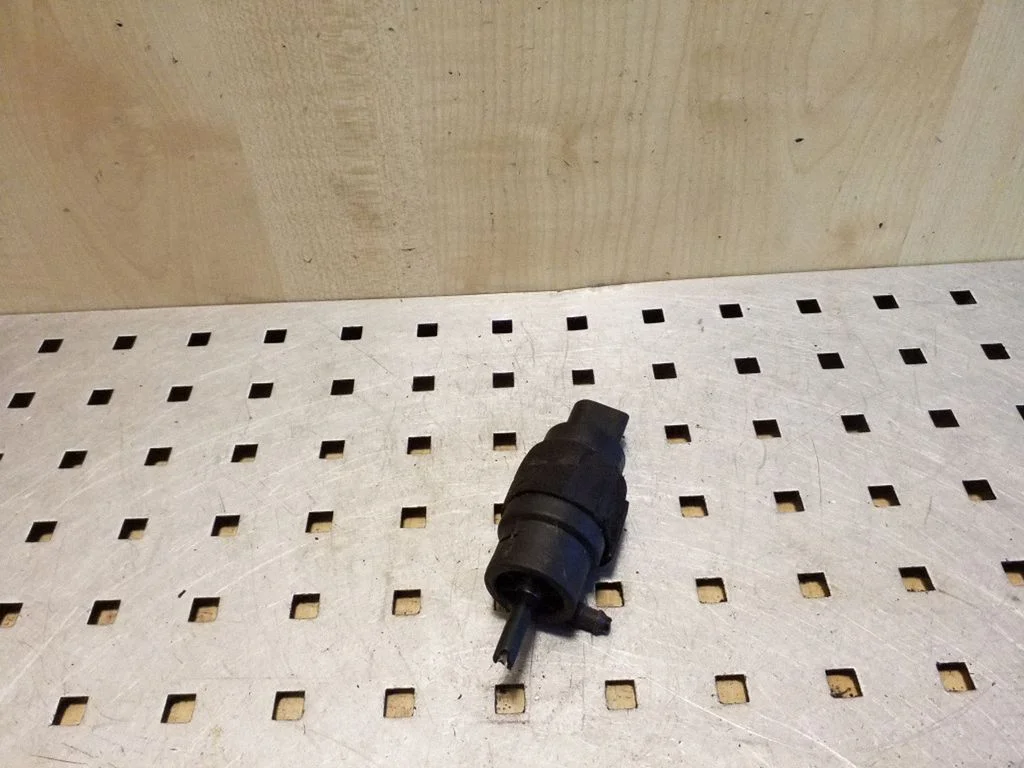 Klaasipesuvedeliku pump (klaaside) – Audi A5 8T 8F (2007-2016)