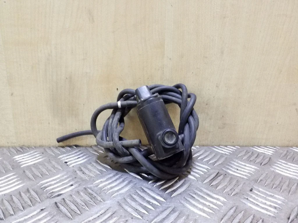 Windscreen/windshield washer pump – Hyundai Santa Fe (2000-2006)