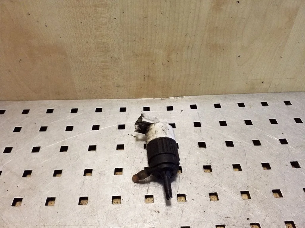 Windscreen/windshield washer pump – Opel Frontera B (1998-2004)