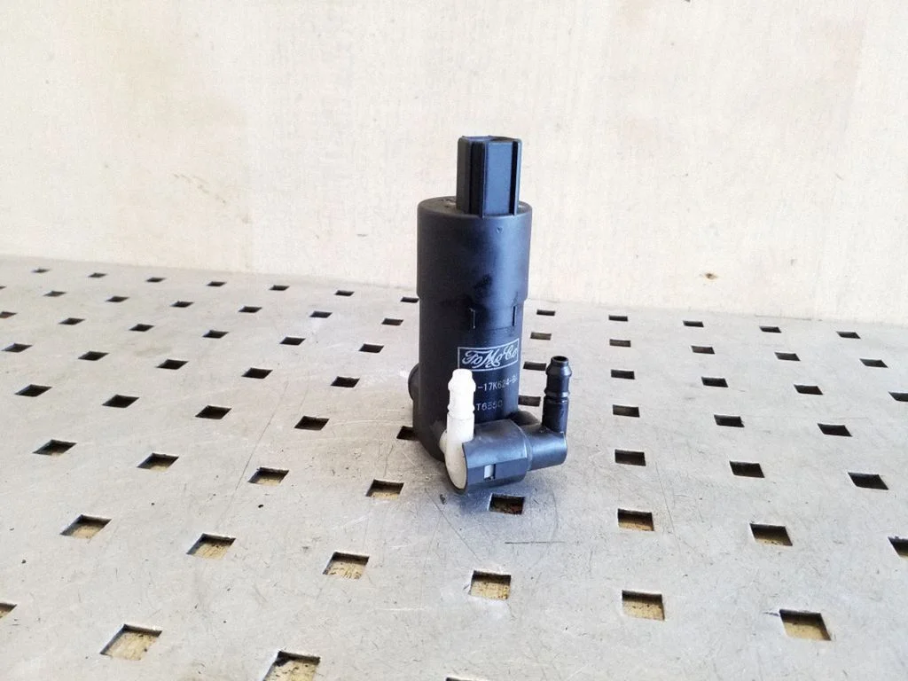 Klaasipesuvedeliku pump (klaaside) – Ford Focus (2010-2017)