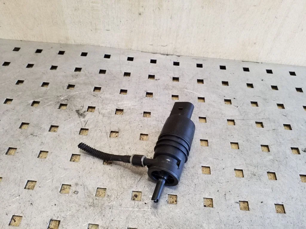 Windscreen/windshield washer pump 8362154