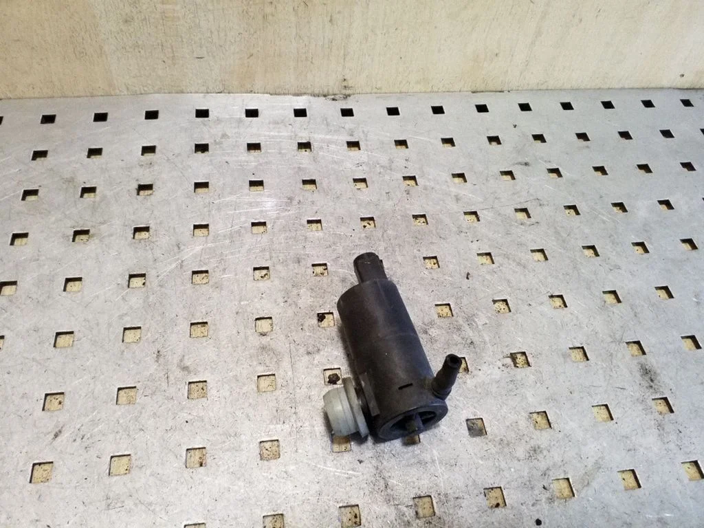 Klaasipesuvedeliku pump (klaaside) – Toyota Yaris (2006-2011)
