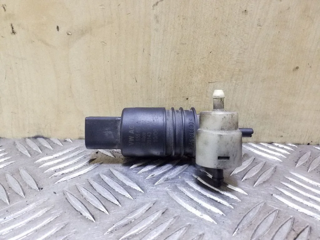 Windscreen/windshield washer pump 1T0955651A – Volkswagen Passat B5.5 (2001-2005)