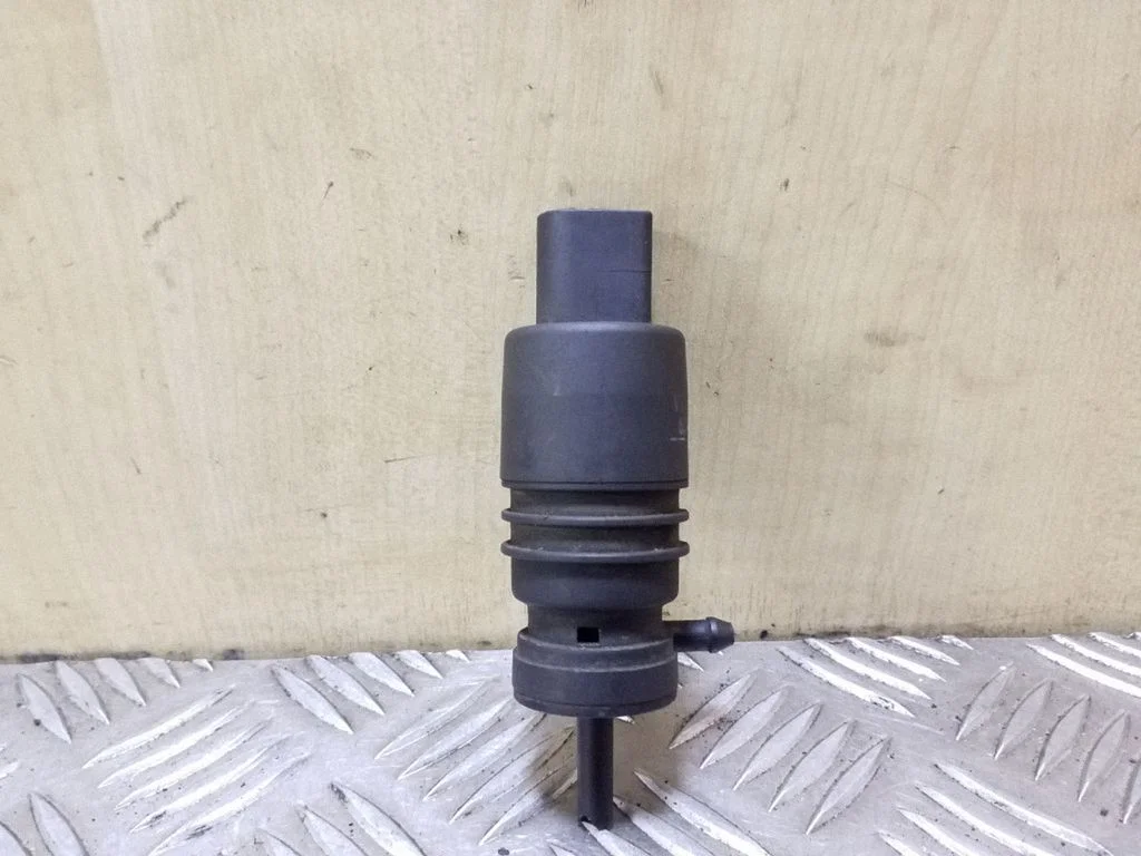 Windscreen/windshield washer pump – Volkswagen Passat B5.5 (2001-2005)