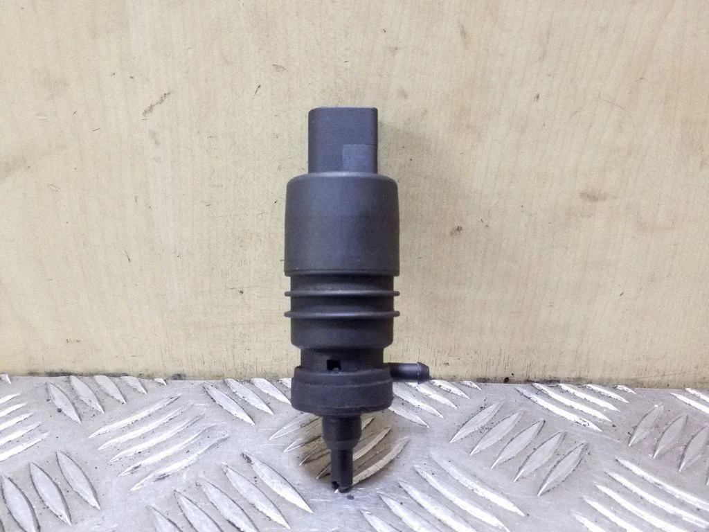Windscreen/windshield washer pump – Volkswagen Passat B5.5 (2001-2005)