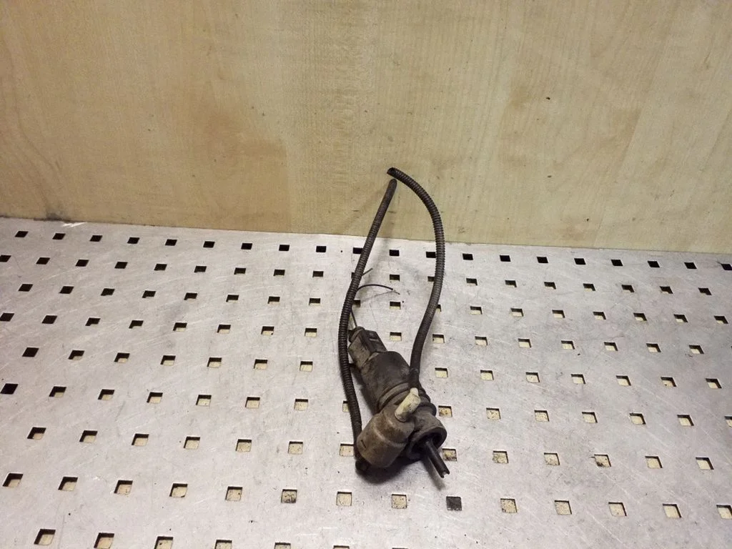 Windscreen/windshield washer pump – Volkswagen Passat B5.5 (2001-2005)