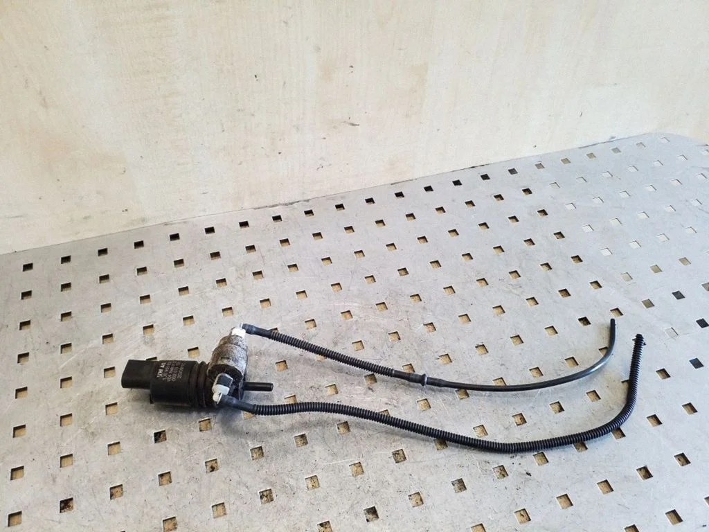 Klaasipesuvedeliku pump (klaaside) 1J6955651